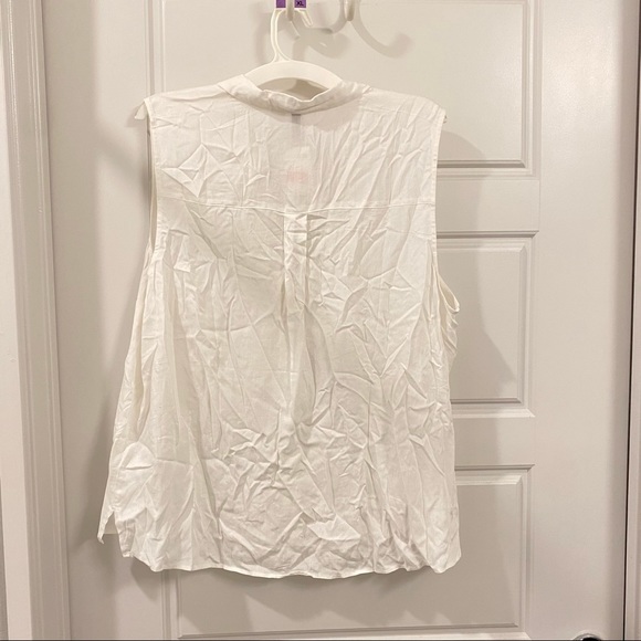 ✨SOLD✨ H&M divided sleeveless button up - Picture 3 of 6